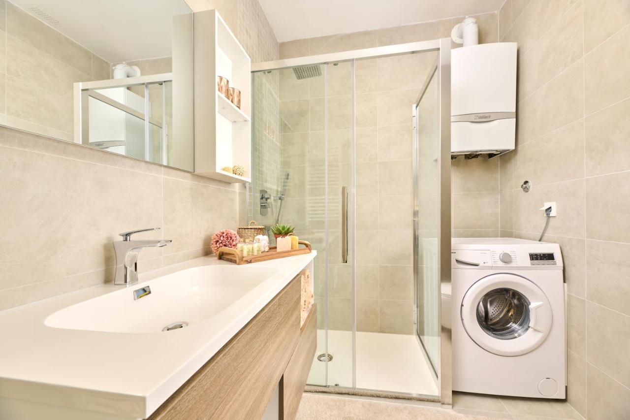 Brand New 1 Bedroom Apartment With Backyard Near The Beach! 포레치 외부 사진